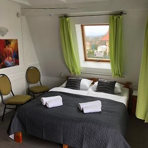 Zimmer mit Queensize-Bett